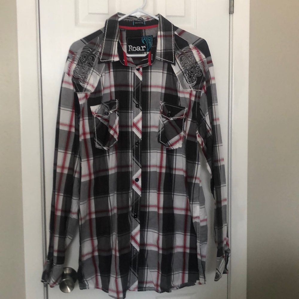 Mens Roar shirt from the buckle.